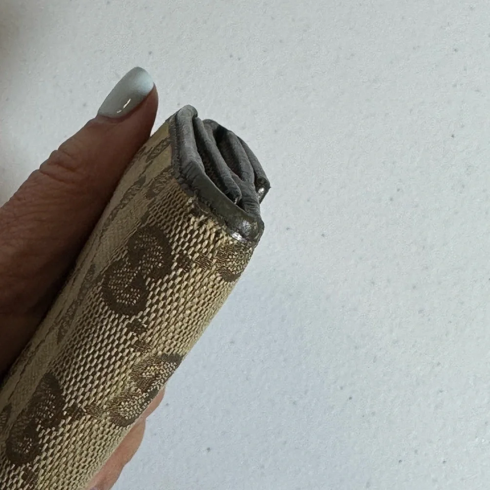 Gucci Beige Monogram Wallet - Picture 10 of 10